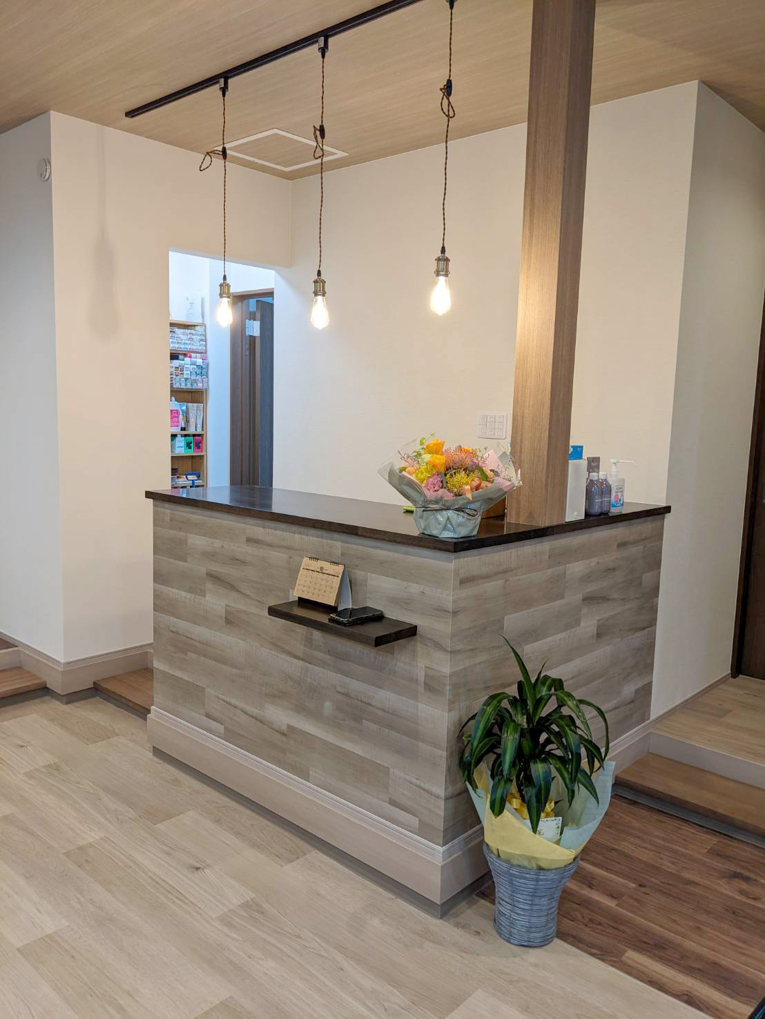 木目の受付カウンター