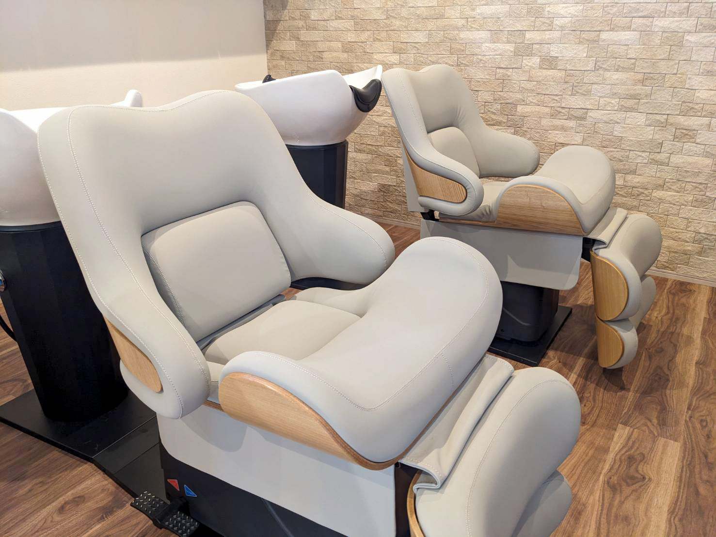 落ち着いた照明のシャンプー台