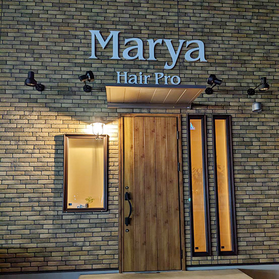 ライトアップされた外観